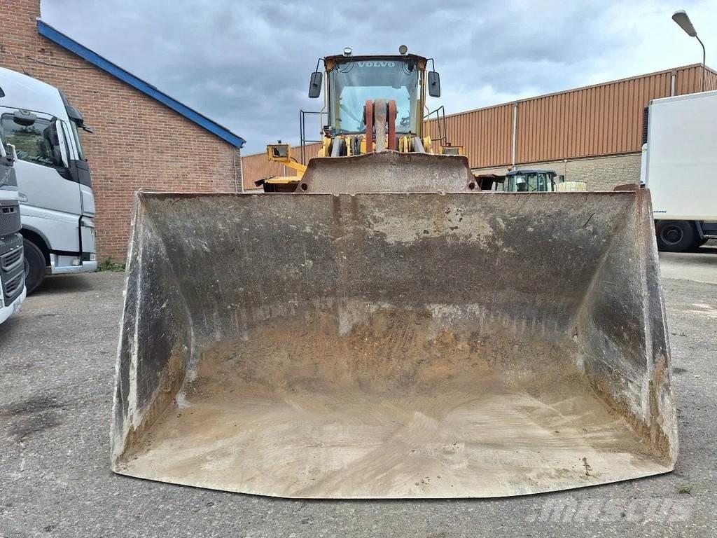 Volvo L220D لوادر بعجل
