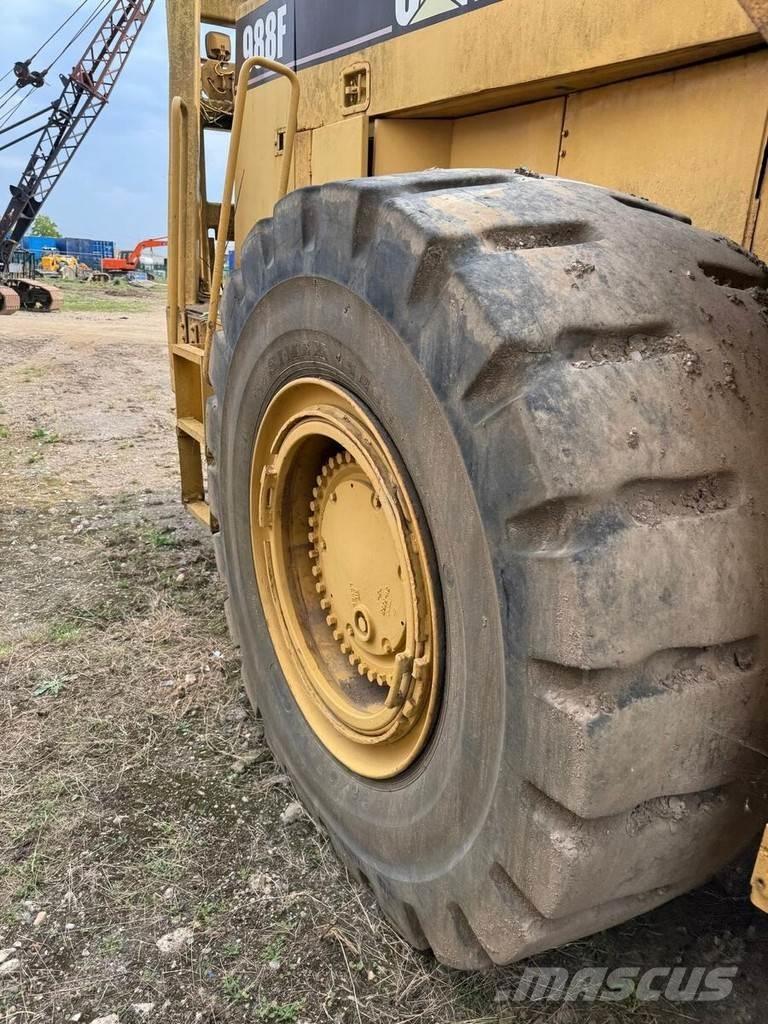 CAT 988F لوادر بعجل