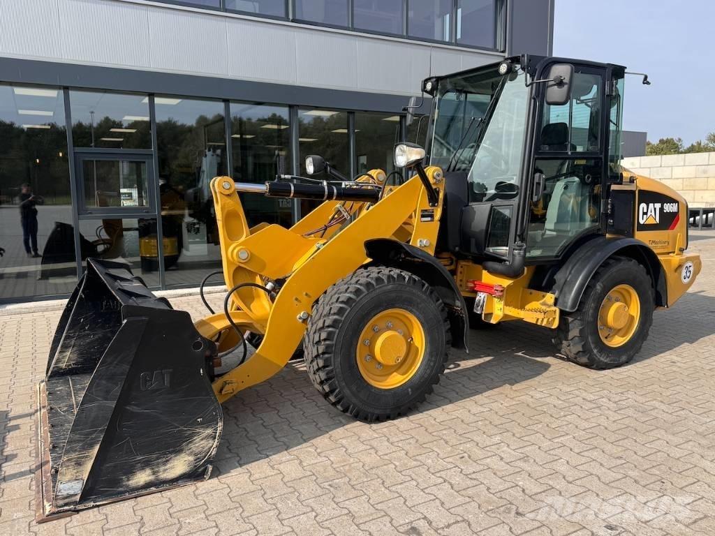 CAT 906M لوادر بعجل