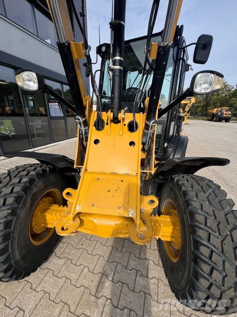 CAT 906M لوادر بعجل