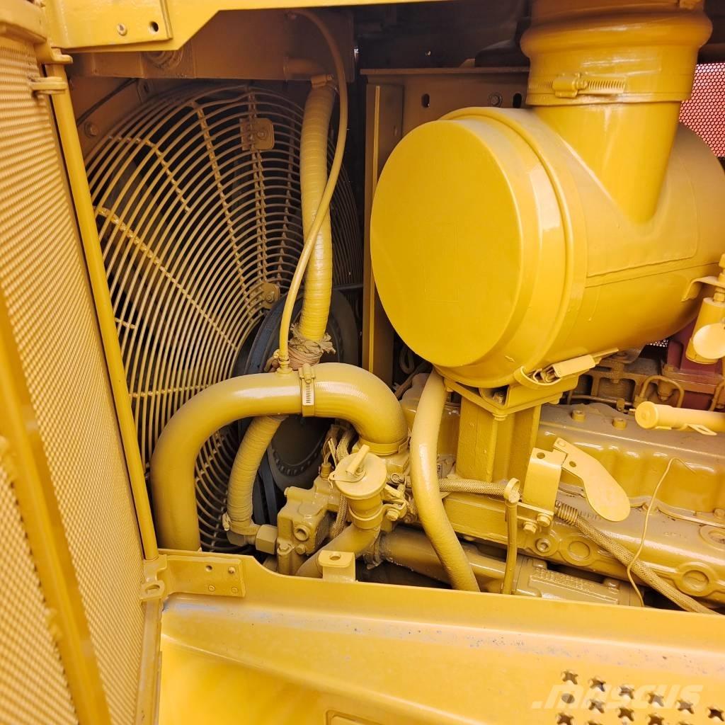 CAT D 6 R بلدوزرات مجنزرة