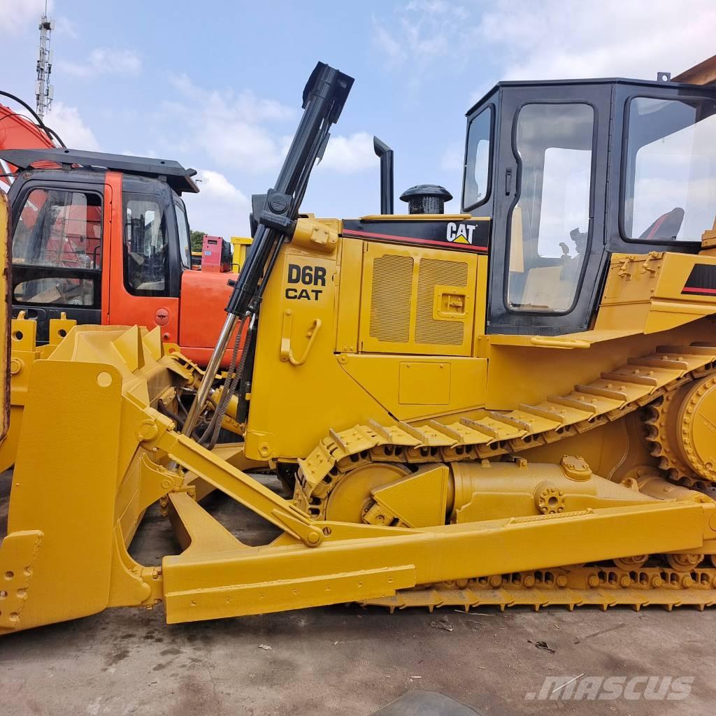 CAT D 6 R بلدوزرات مجنزرة