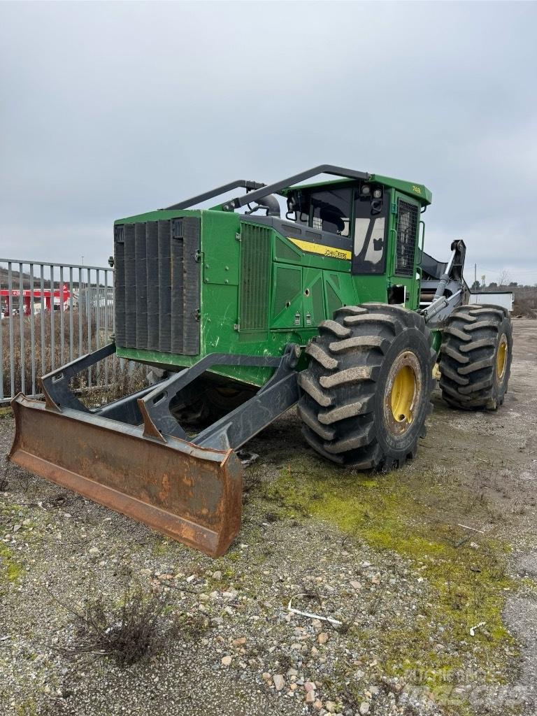 John Deere 748 ساحبات الأشجار