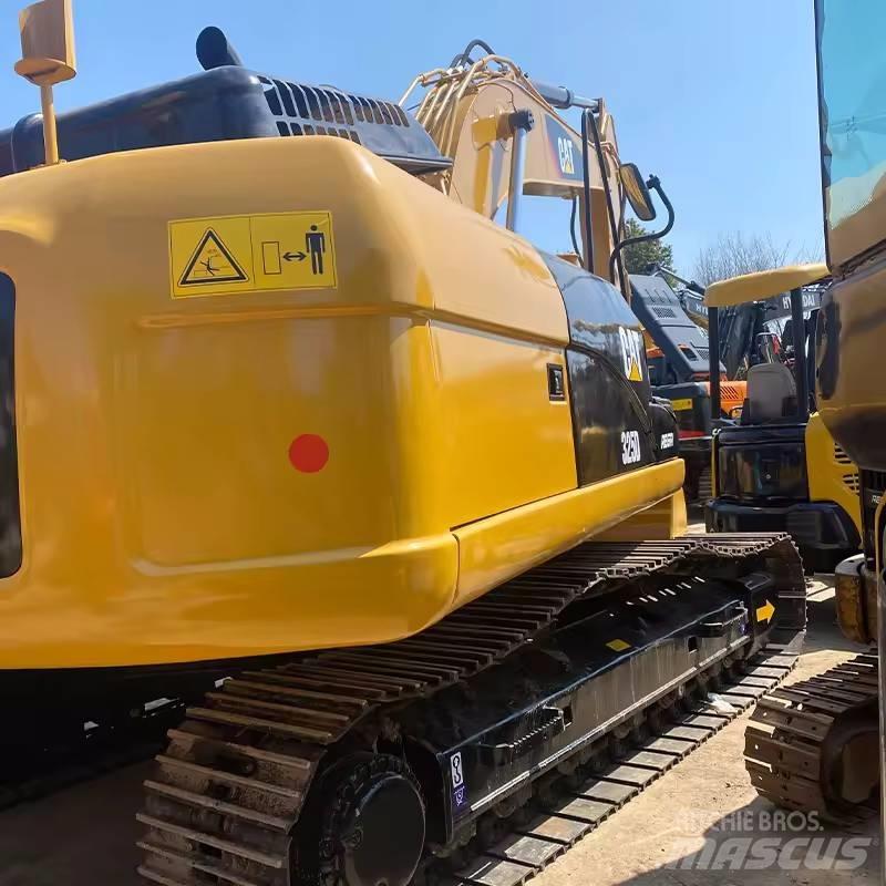 CAT 325 D حفارات زحافة