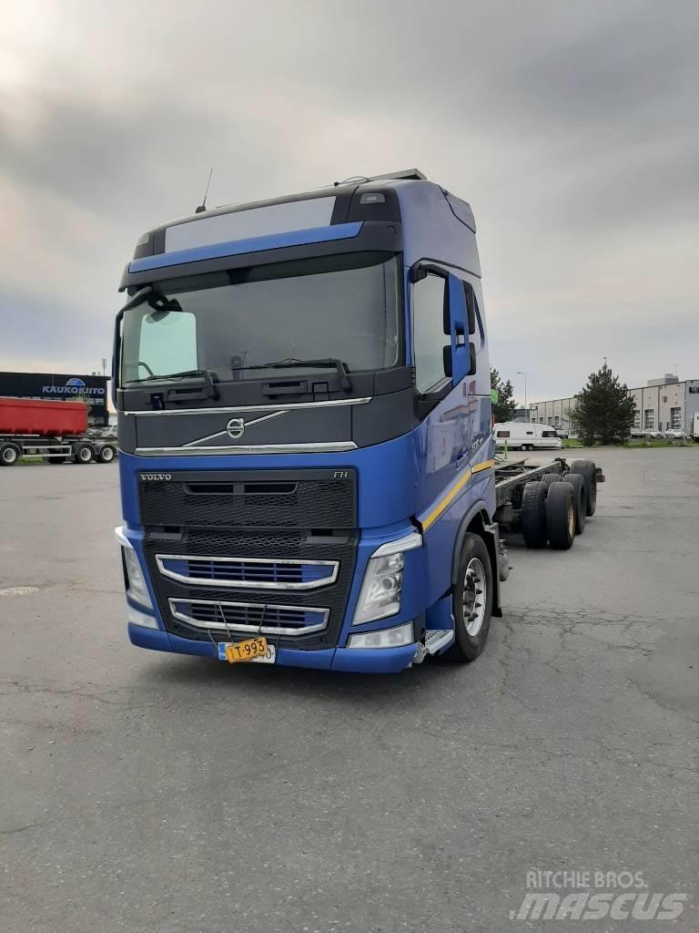 Volvo FH 13 شاحنات بمقصورة وهيكل