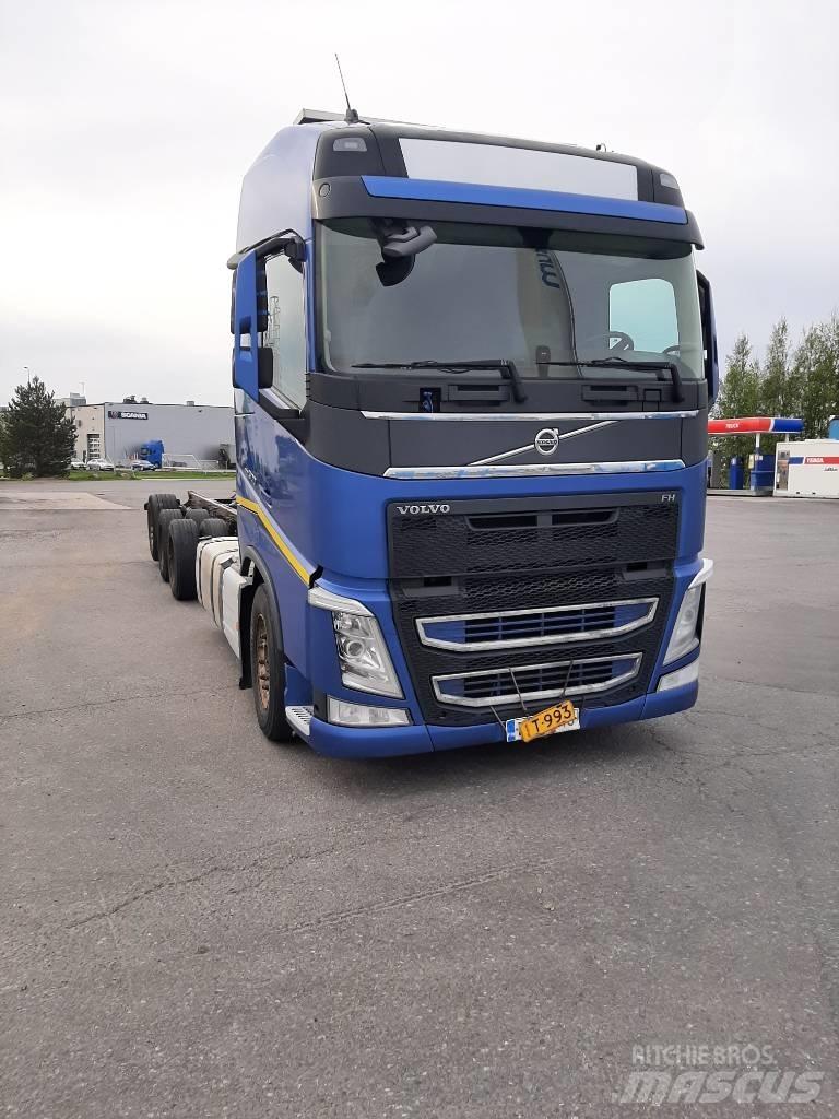 Volvo FH 13 شاحنات بمقصورة وهيكل