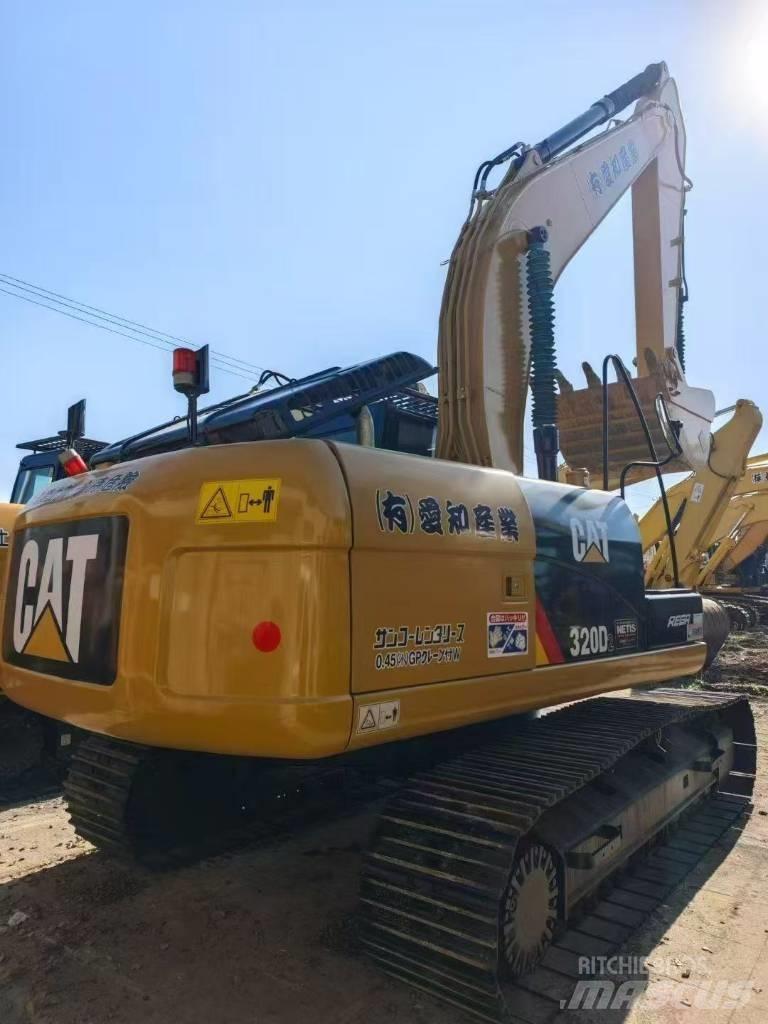 CAT 320 D حفارات زحافة