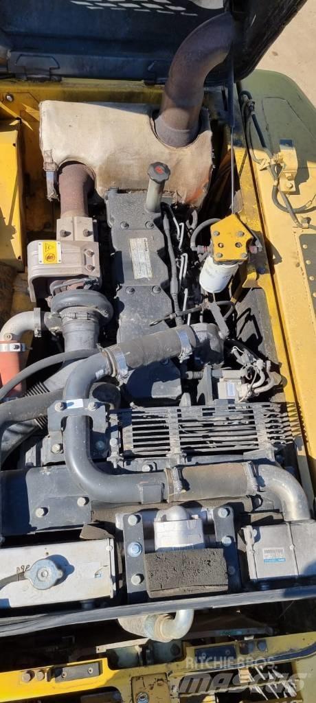 Komatsu PC 210-8 حفارات زحافة