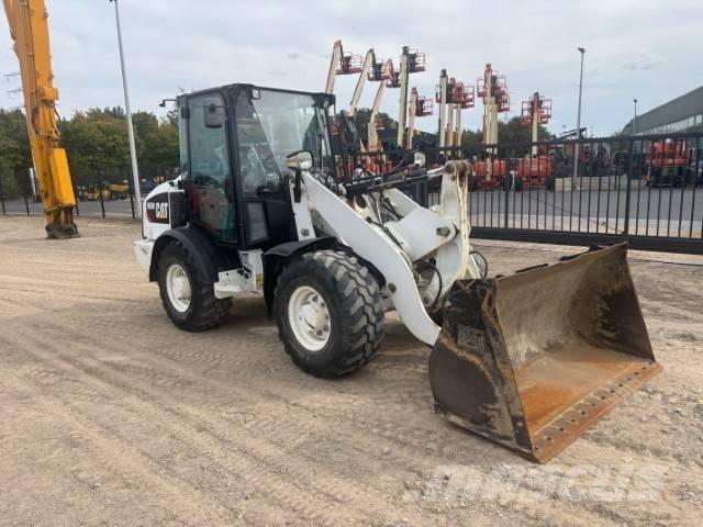 CAT 906 لوادر بعجل