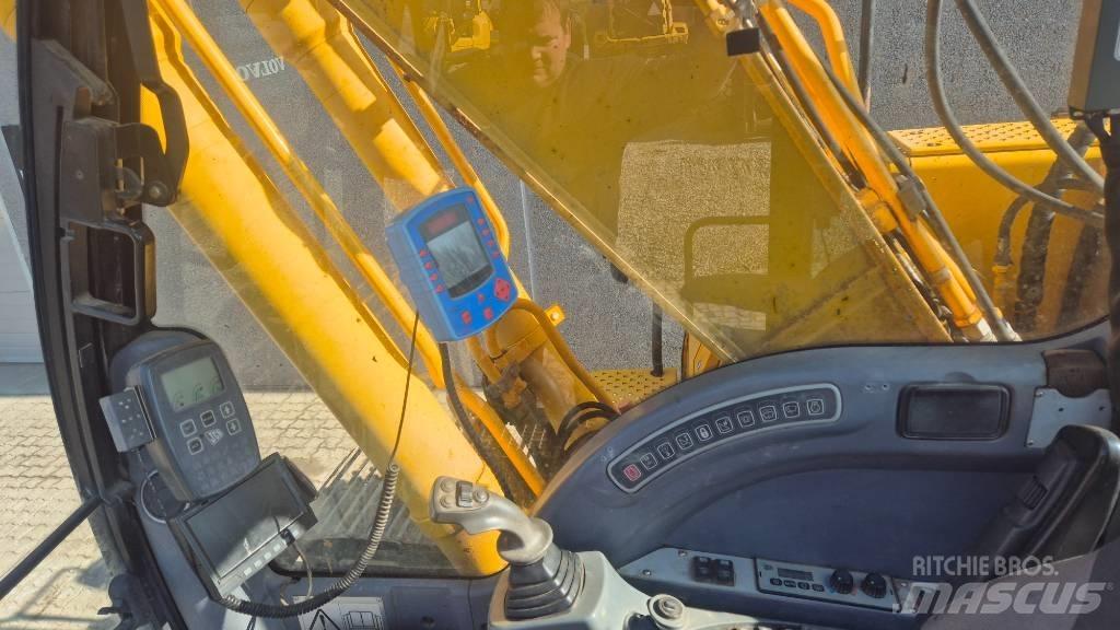JCB JS 220 LC حفارات زحافة