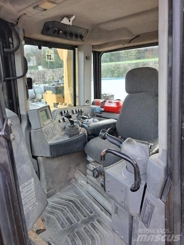 CAT D 8 T بلدوزرات مجنزرة