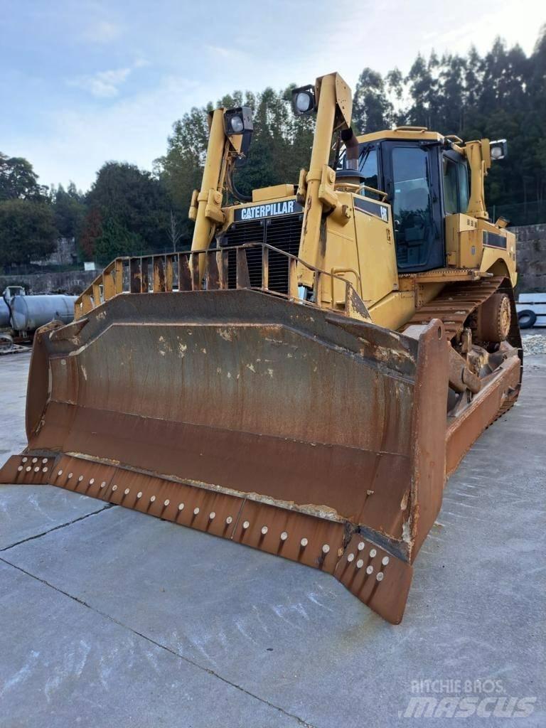 CAT D 8 T بلدوزرات مجنزرة