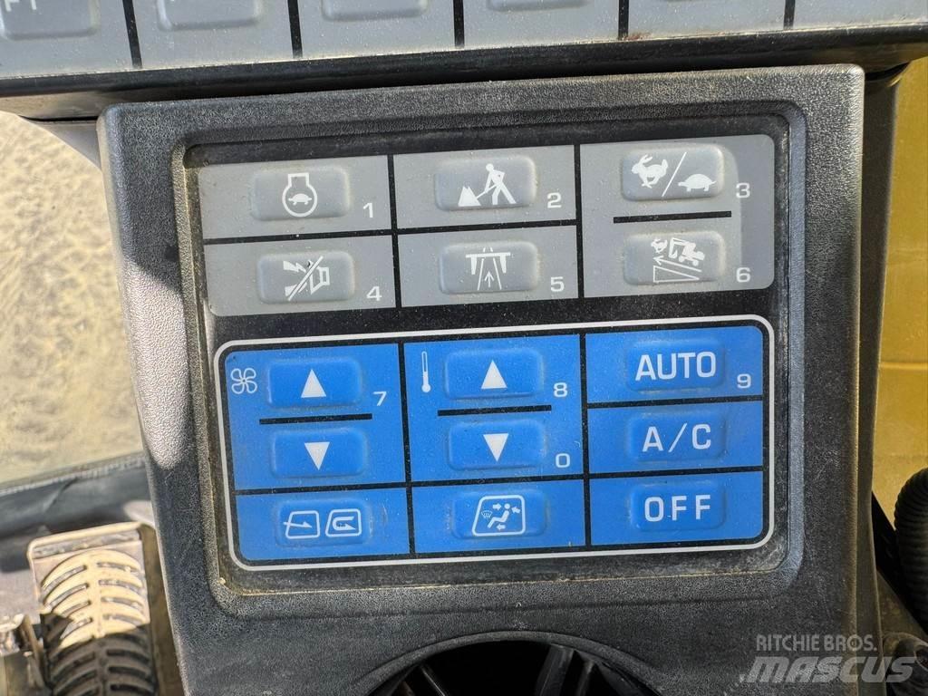 Komatsu PW180-11 حفارات بعجل