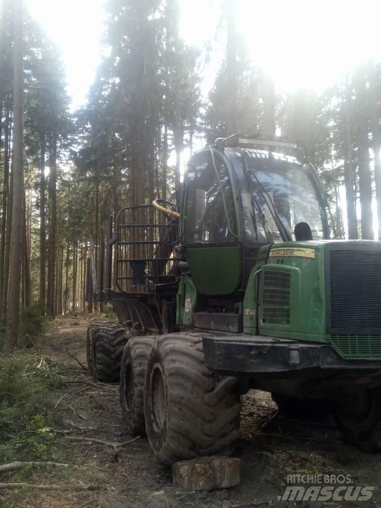 John Deere 1010 E شاحنات