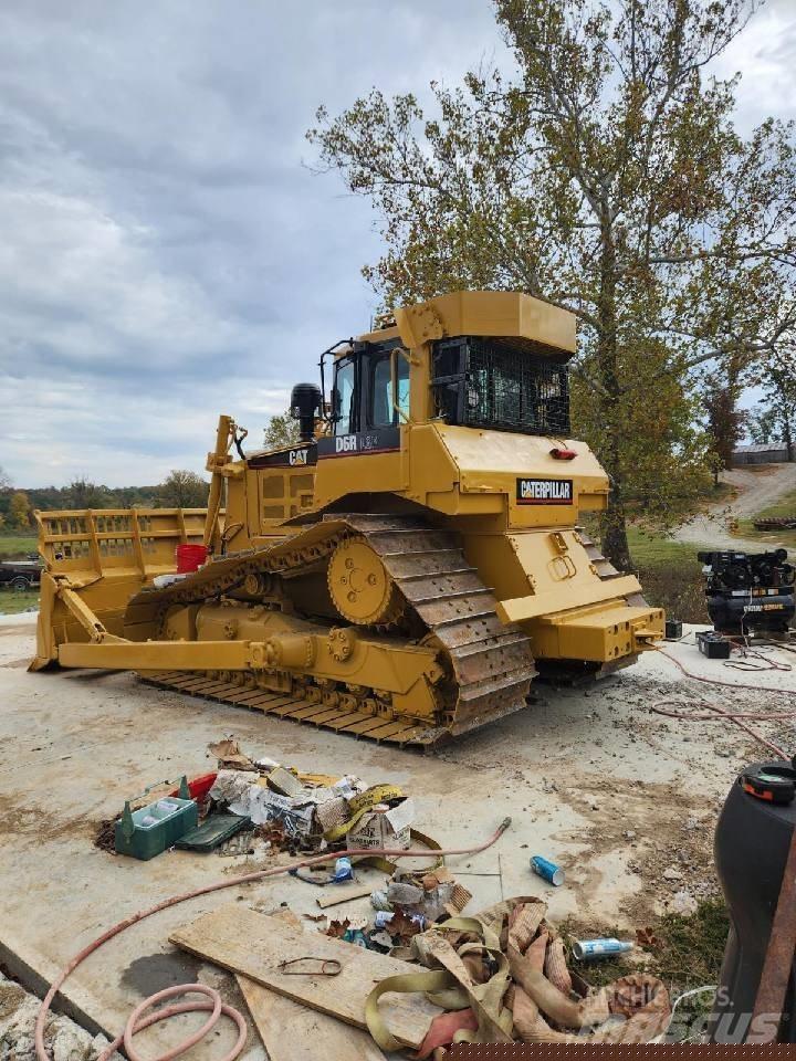 CAT D 6 R بلدوزرات مجنزرة