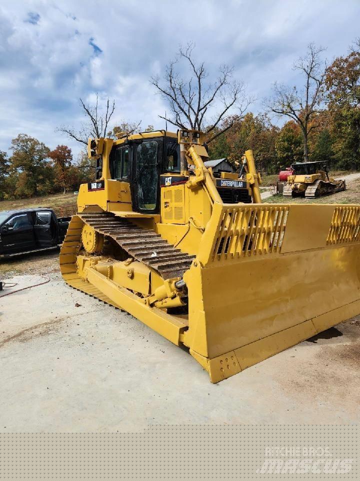 CAT D 6 R بلدوزرات مجنزرة