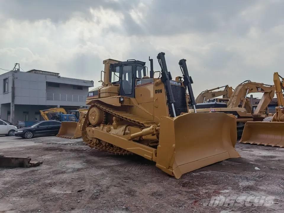 CAT D9N بلدوزرات مجنزرة