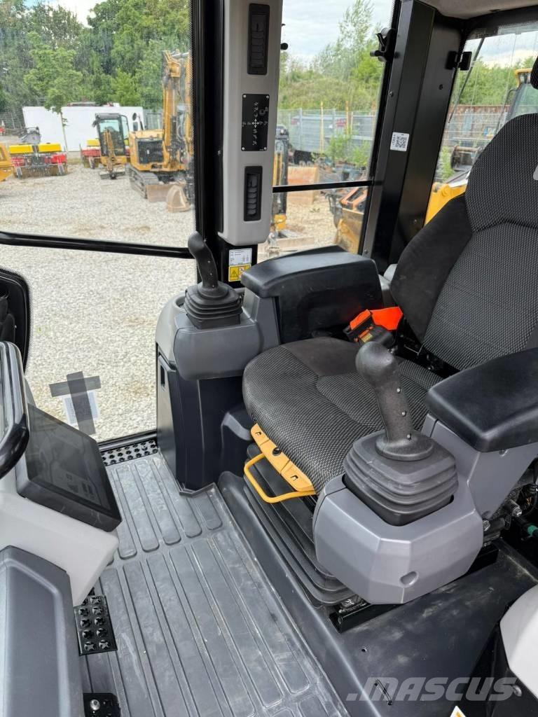 CAT 953 لوادر زحافة
