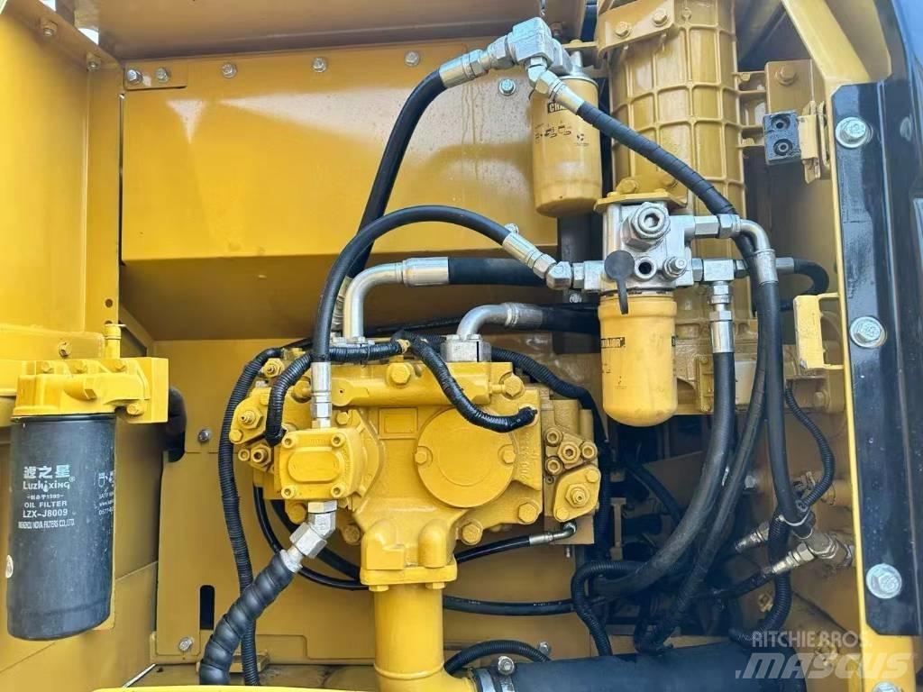CAT 320 D حفارات زحافة