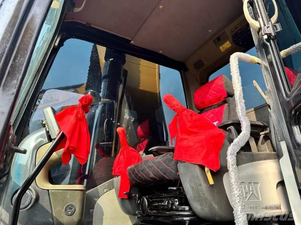 CAT 320 D حفارات زحافة