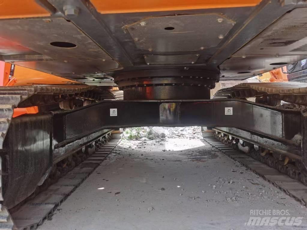 Hitachi ZX 200 حفارات زحافة