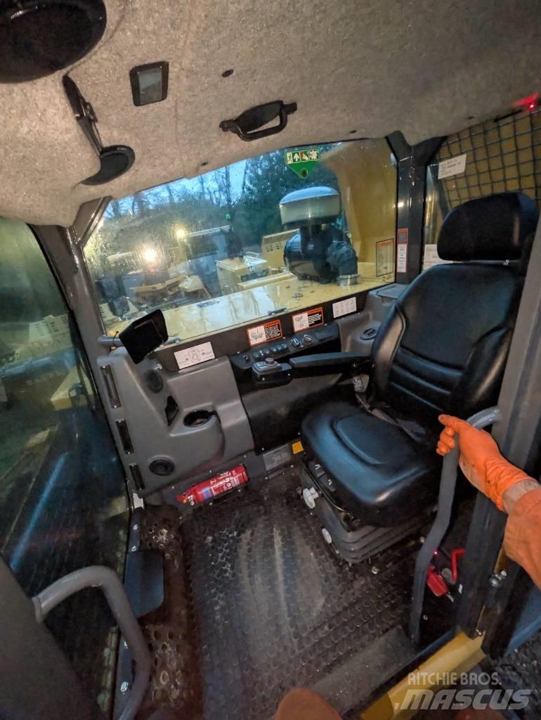 Bell TC11A عربات نقل قلابة مجنزرة