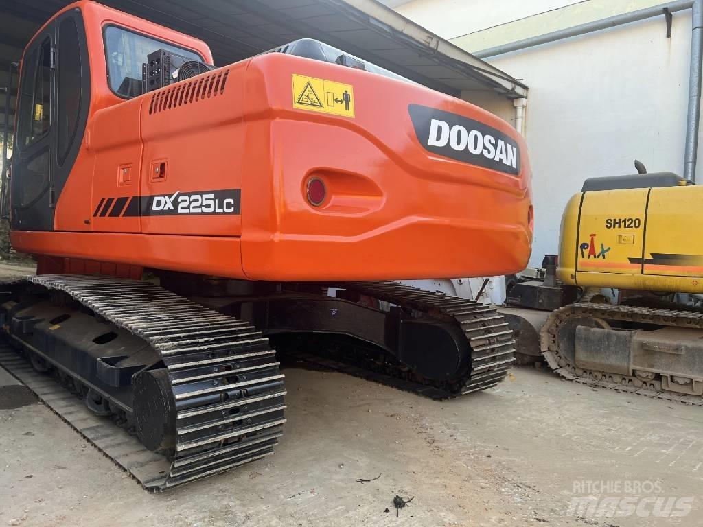 Doosan DX225LC حفارات زحافة