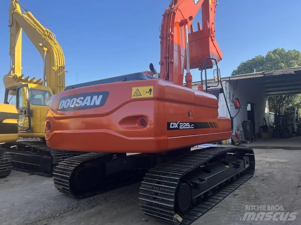 Doosan DX225LC حفارات زحافة