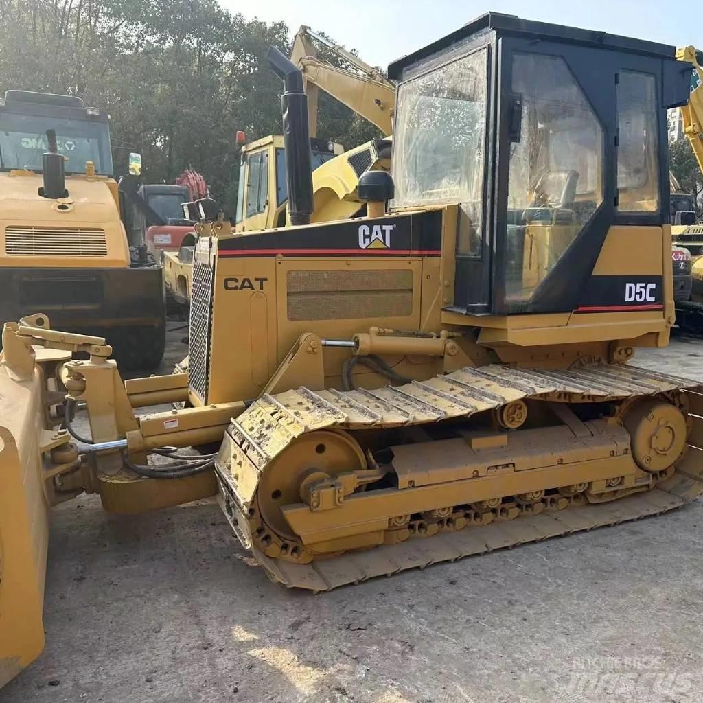 CAT D 5 C بلدوزرات مجنزرة