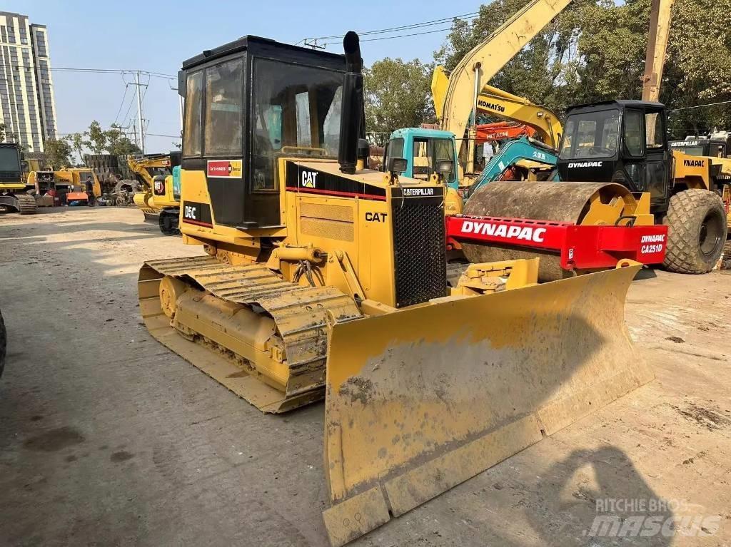CAT D 5 C بلدوزرات مجنزرة