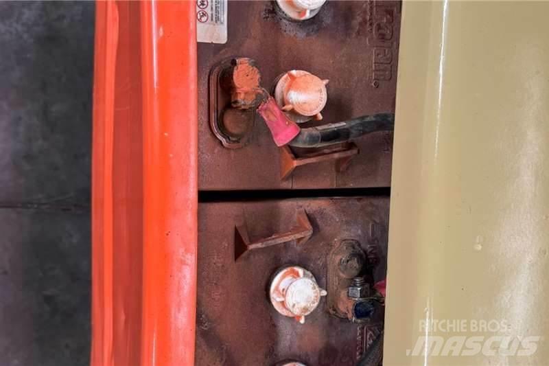 JLG 2014 JLG 3246 رافعات مقصية الشكل