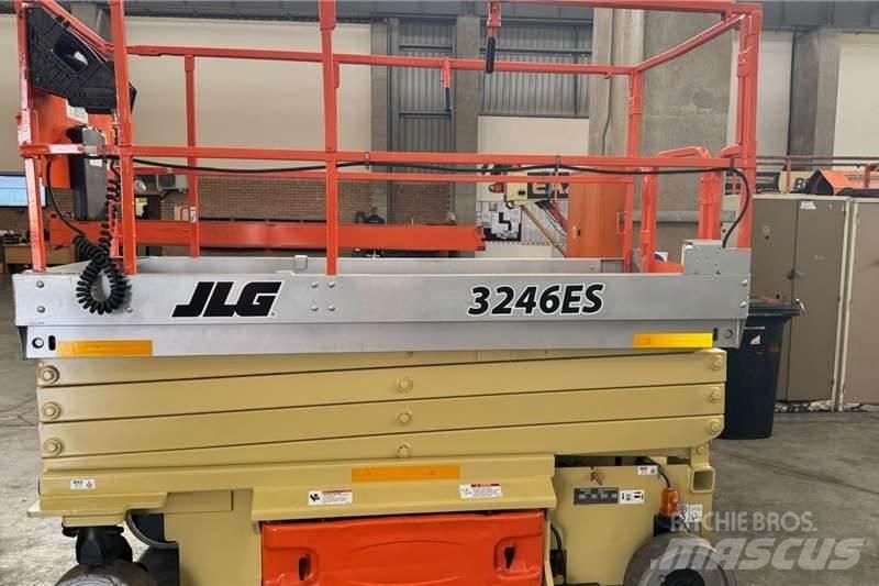 JLG 2014 JLG 3246 رافعات مقصية الشكل