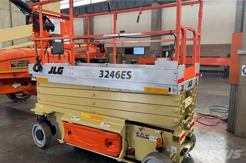 JLG 2014 JLG 3246 رافعات مقصية الشكل