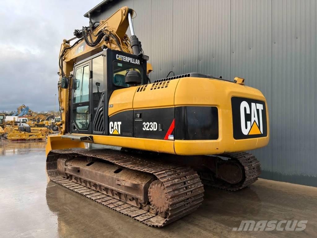 CAT 323D L حفارات زحافة