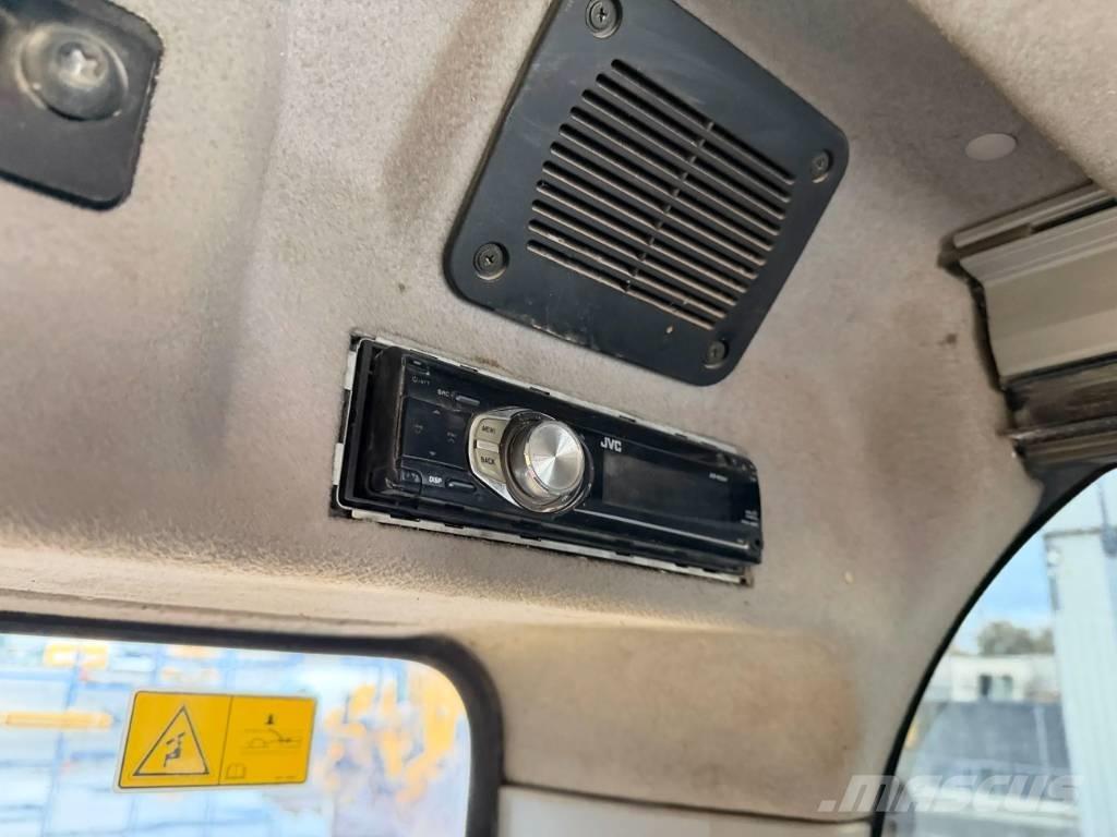 CAT 323D L حفارات زحافة