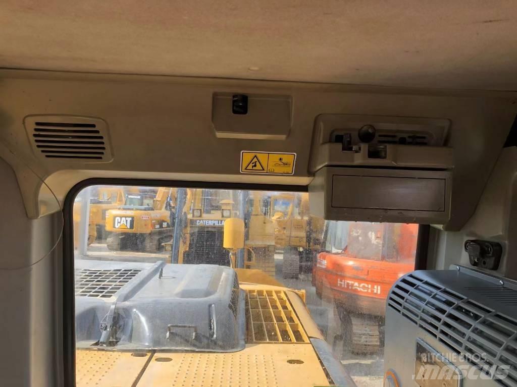 CAT 320 D حفارات زحافة