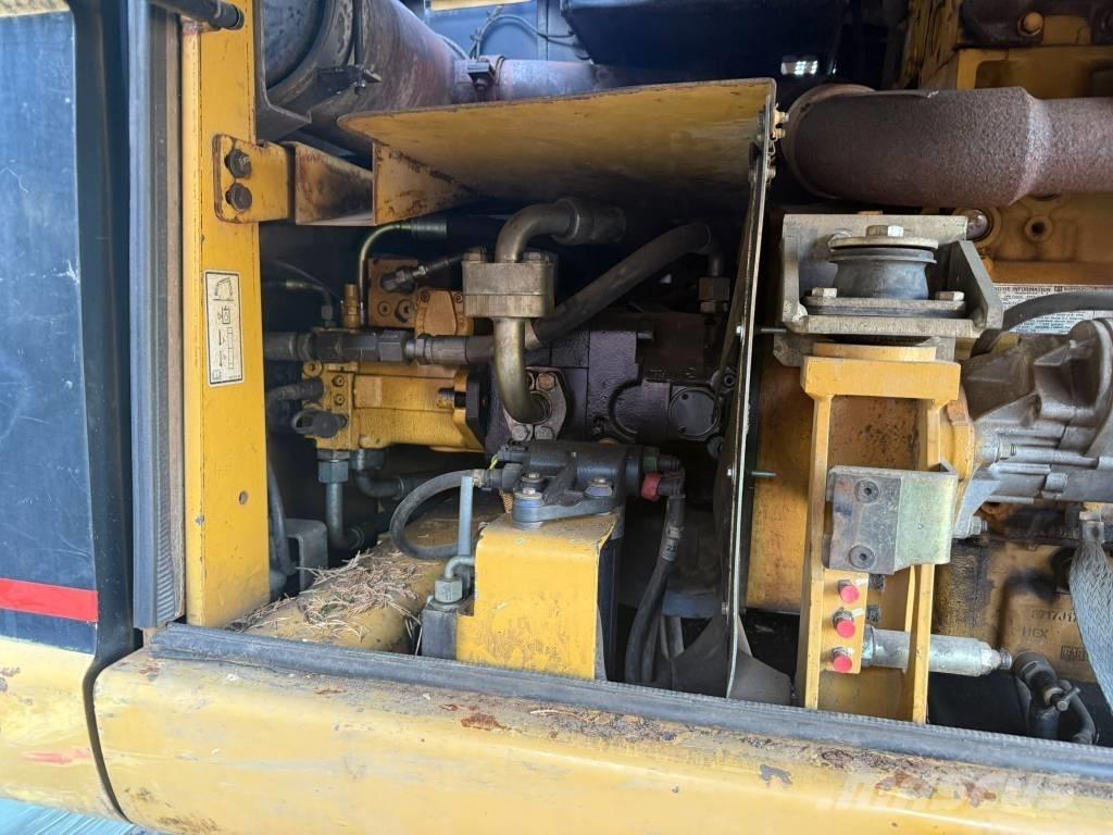 CAT M 313 C حفارات بعجل
