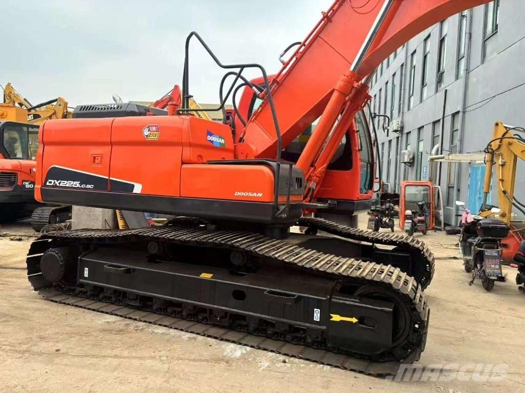 Doosan DX 225 LC حفارات زحافة