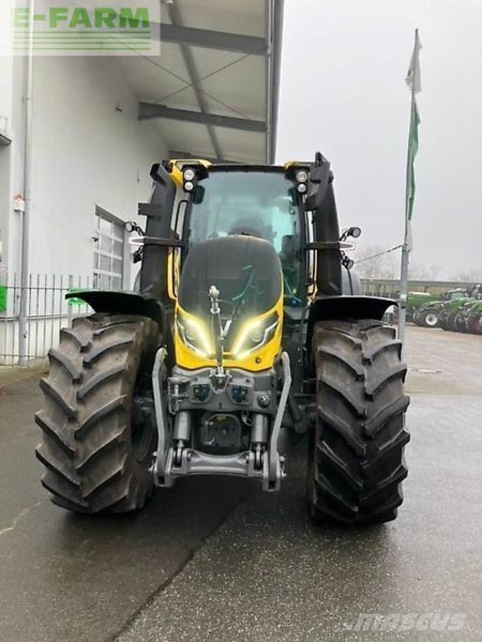Valtra q305 الجرارات