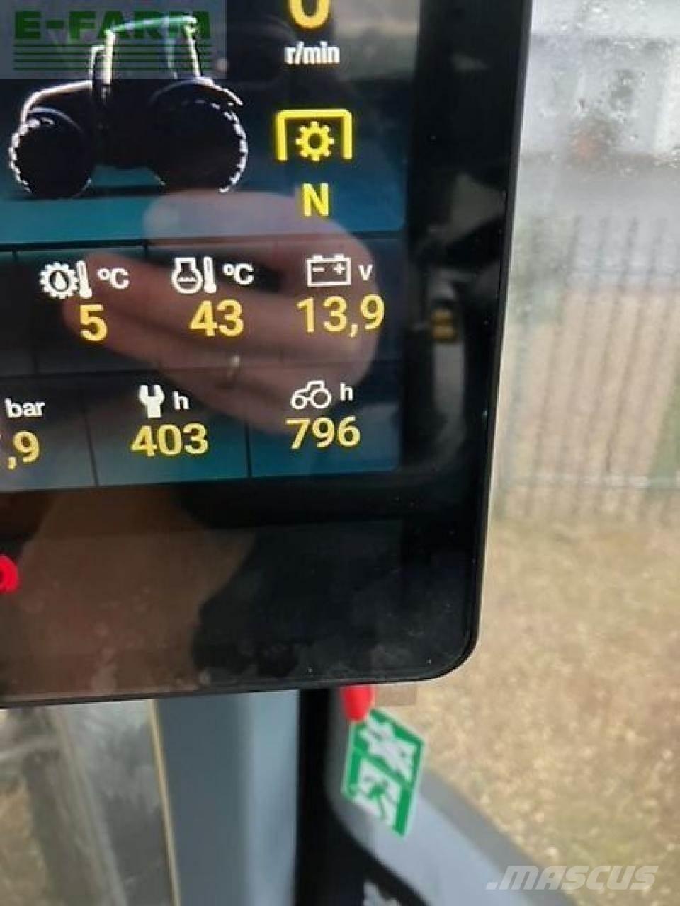 Valtra q305 الجرارات