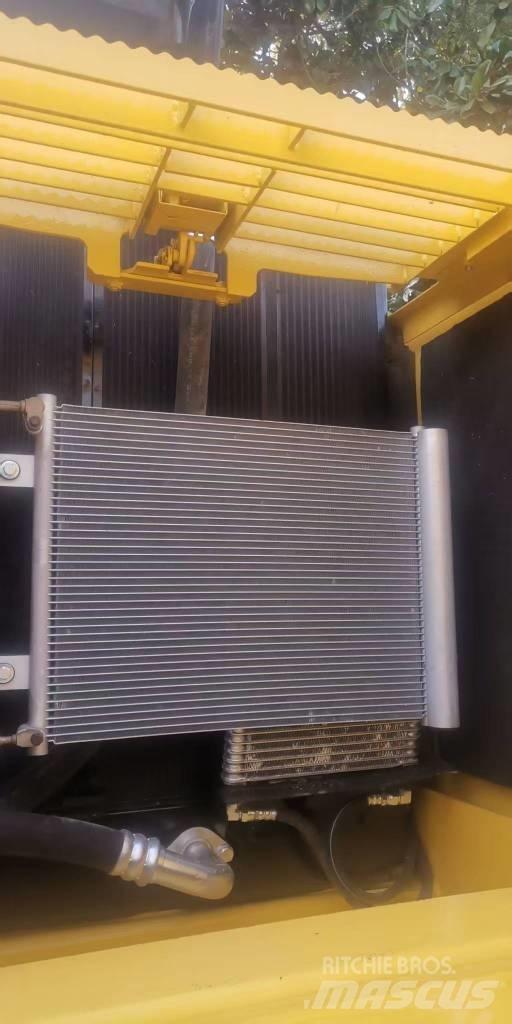 Komatsu PC 210-8 حفارات زحافة