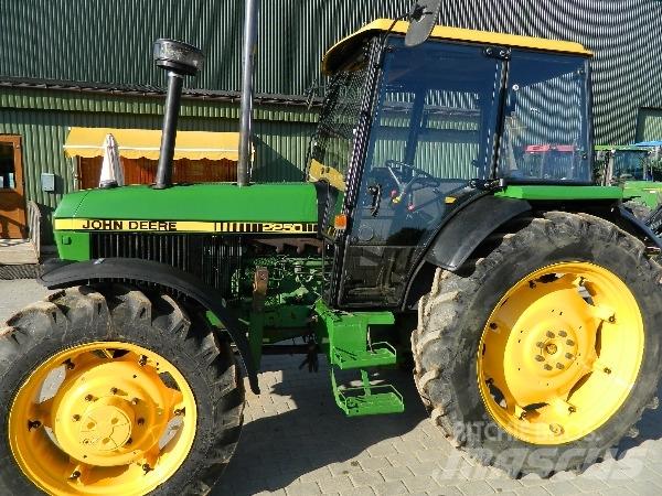 John Deere 2250 الجرارات