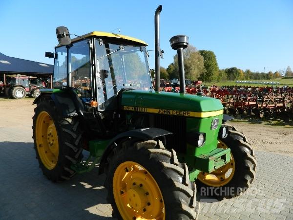 John Deere 2250 الجرارات