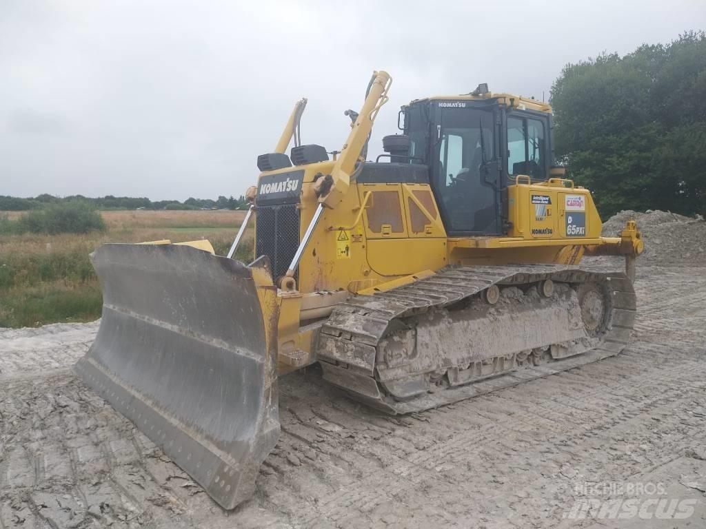 Komatsu D65PXi-18 بلدوزرات مجنزرة