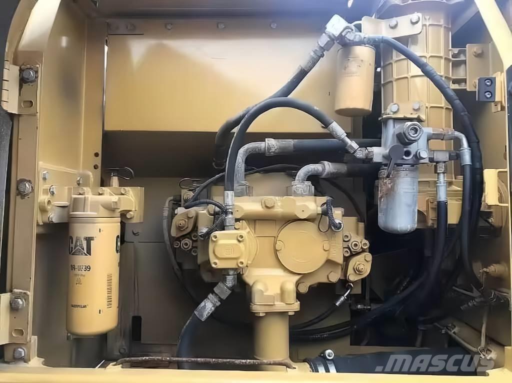 CAT 323 D حفارات زحافة
