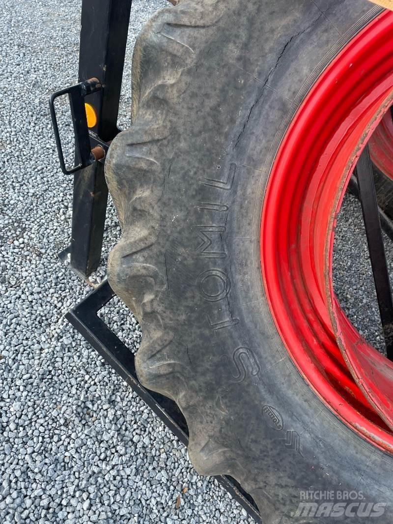 Stomil 20.8 R 38 الإطارات والعجلات والحافات