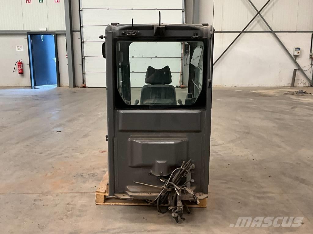 Hitachi ZX 210-3 كابينة والداخلية