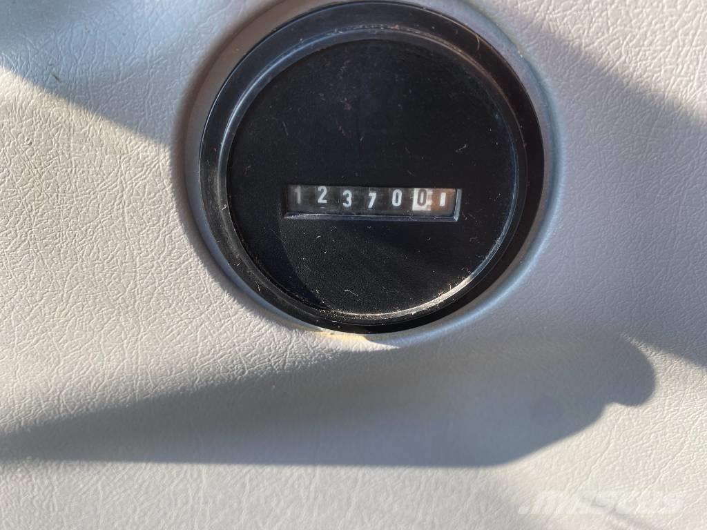 New Holland E 145 حفارات زحافة