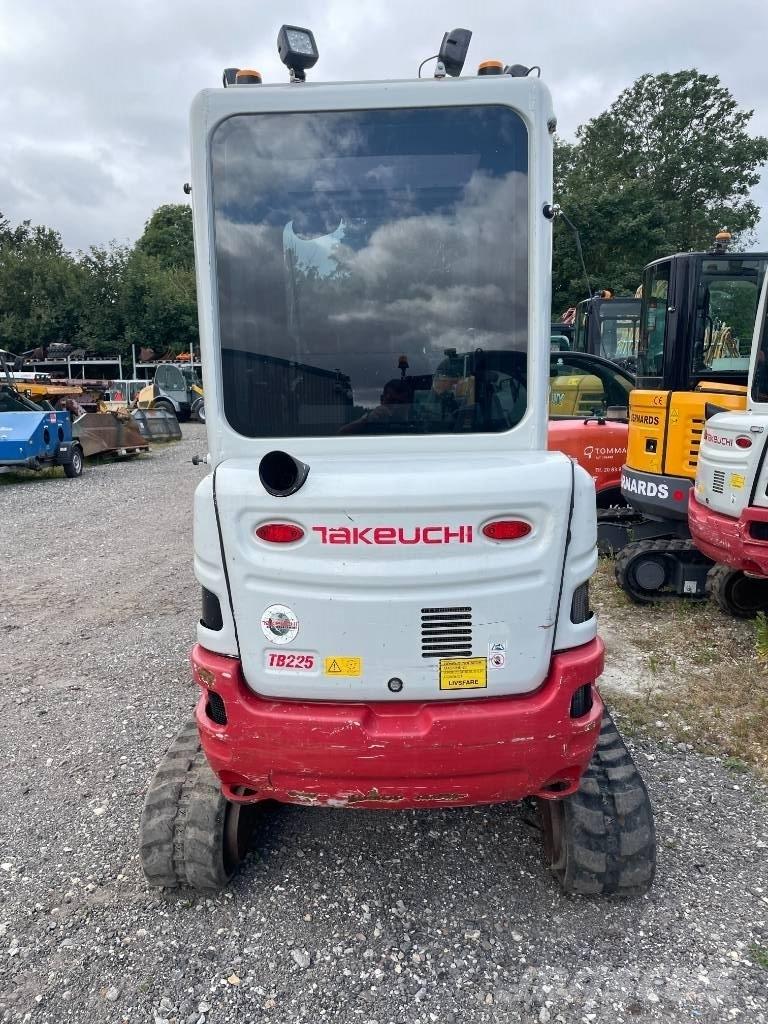 Takeuchi TB 225 حفارات صغيرة أقل من 7 طن (حفارات صغيرة)