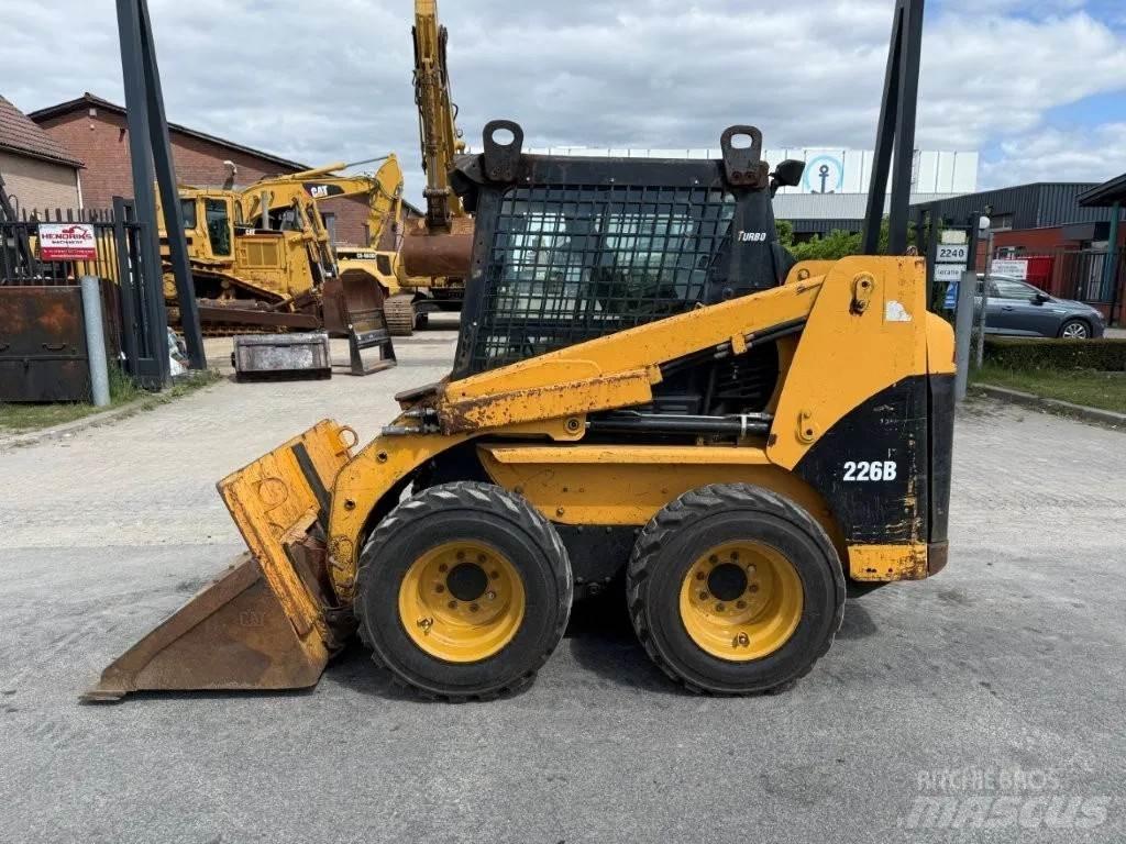 CAT 226B Turbo لوادر انزلاقية التوجيه